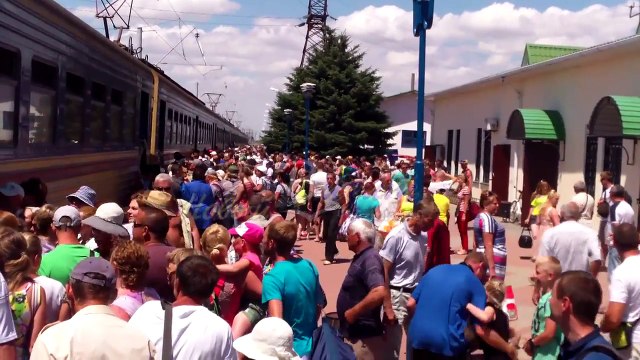 В Геническ и на Арабатскую стрелку массово едут туристы на отдых