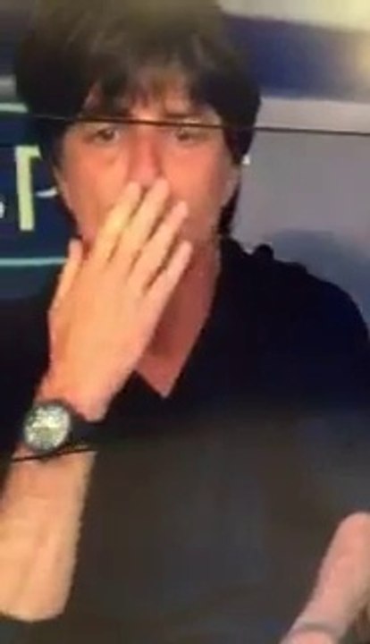 Hij doet het weer de Duitse coach. ditmaal zijn oksel!