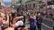 Londra: poliziotto rompe il cordone di sicurezza al Gay Pride e chiede la mano al fidanzato