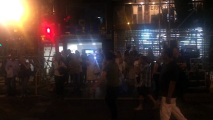 Simpatizantes en los alrededores de la sede del PP en Génova