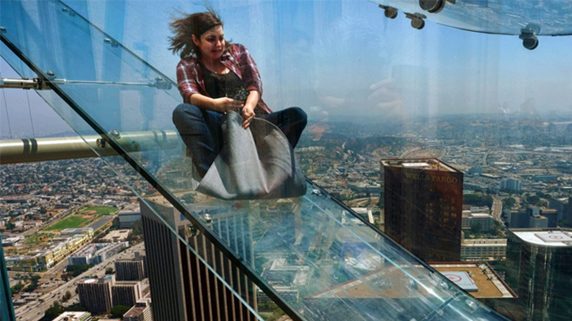 Skyslide : Toboggan de verre sur le plus haut building de Los Angeles -  Vidéo Dailymotion