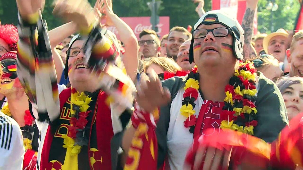 DFB-Elf stürmt ins EM-Viertelfinale: Jubel auf Berliner Fanmeile