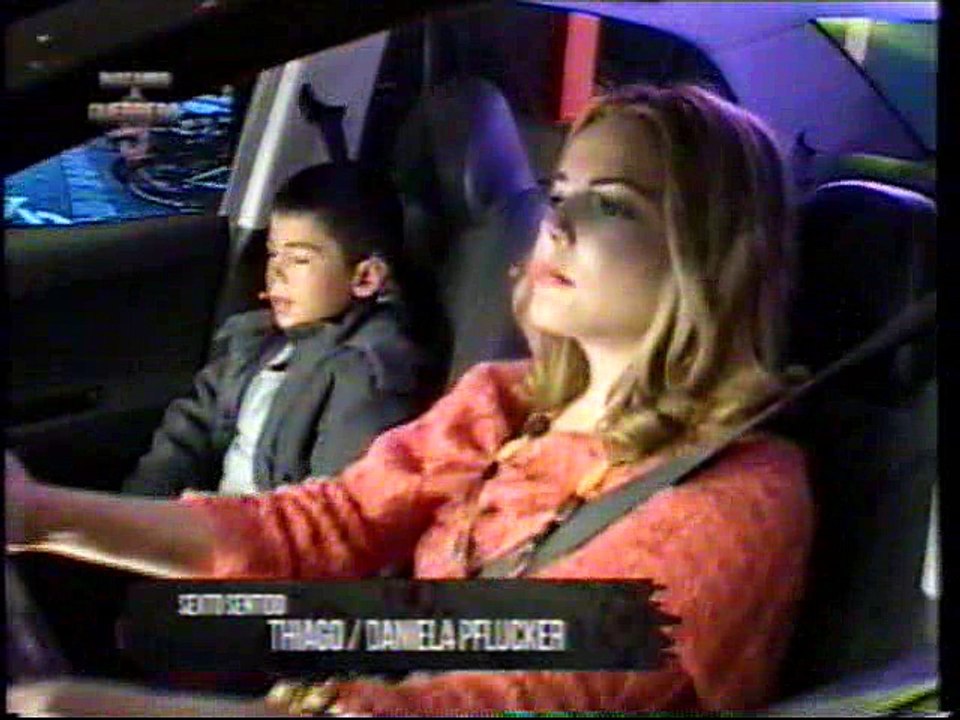 Daniela Pflucker haciendo una escena con participante Thiago de Buscando a Guerrero