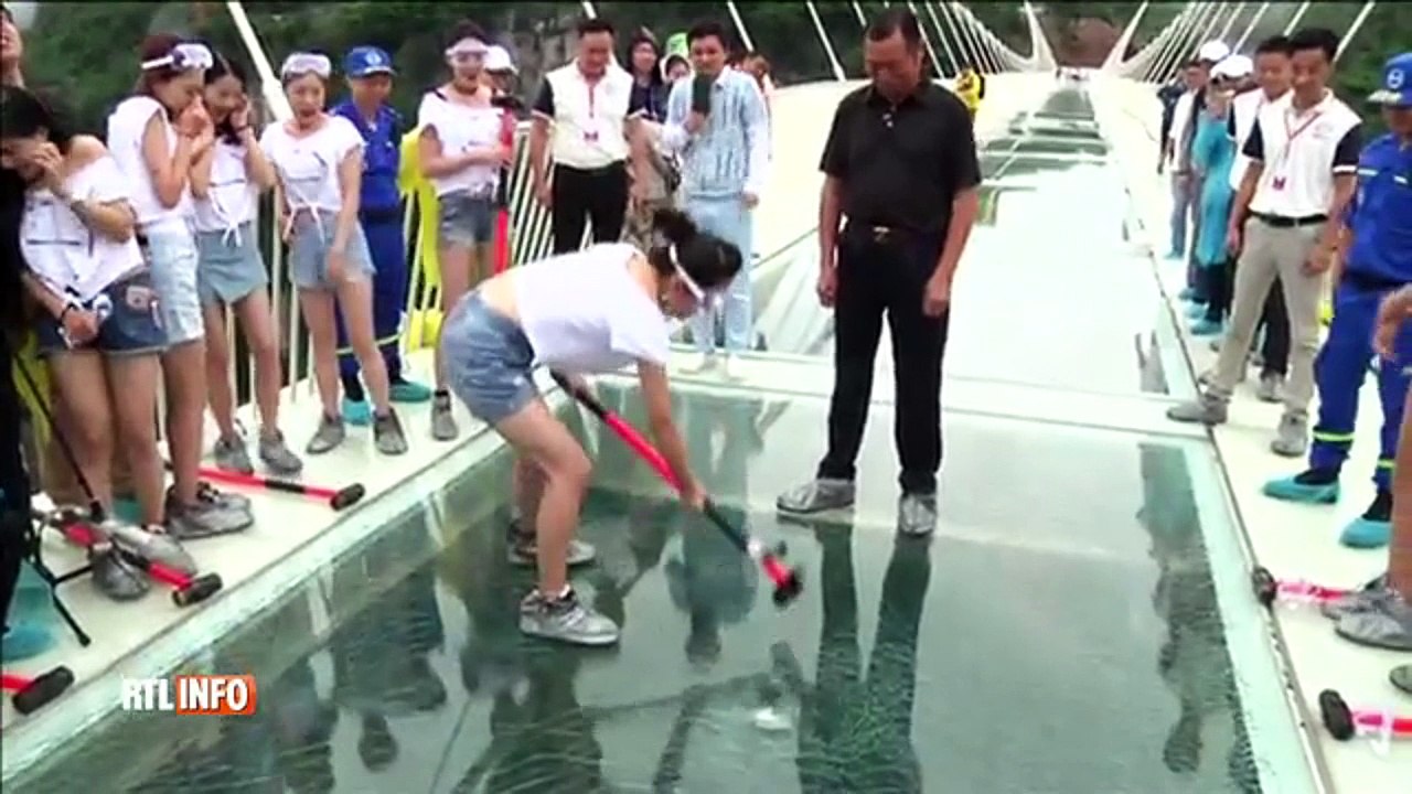 Pour prouver la résistance d’un pont en verre, ils le martèlent et roulent dessus avec un 4x4 (Chine)