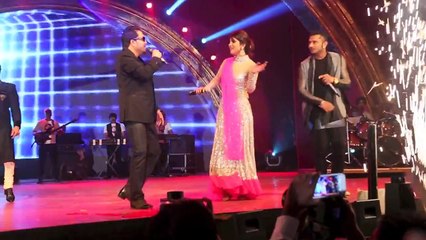 Mika Singh performing with Priyanka Chopra & Yo Yo Honey Singh