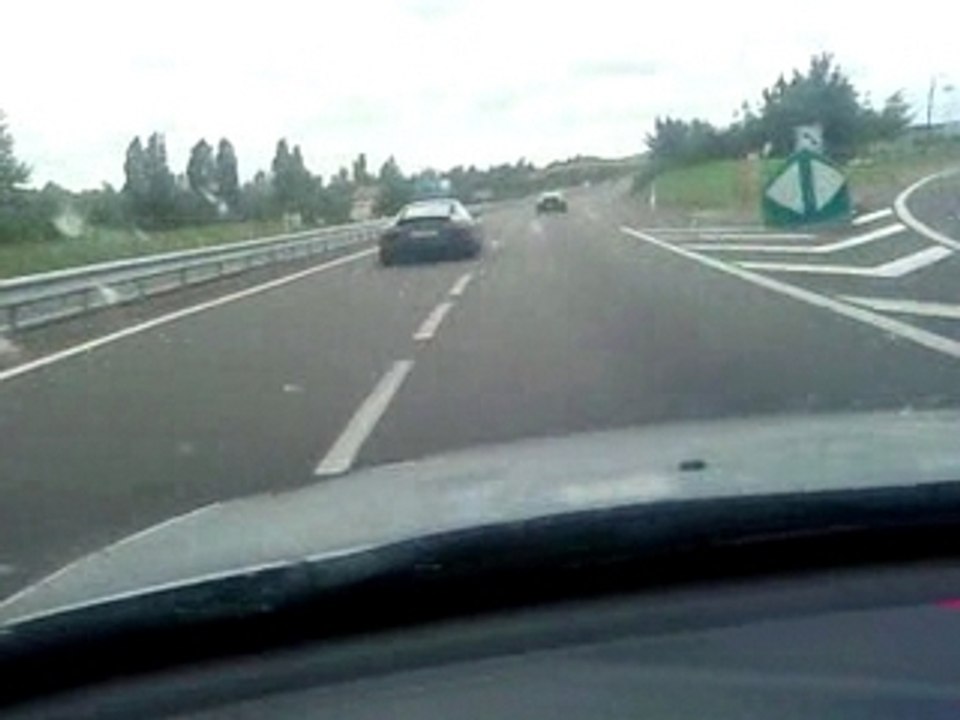 porsche et audi R8 sur l'autoroute
