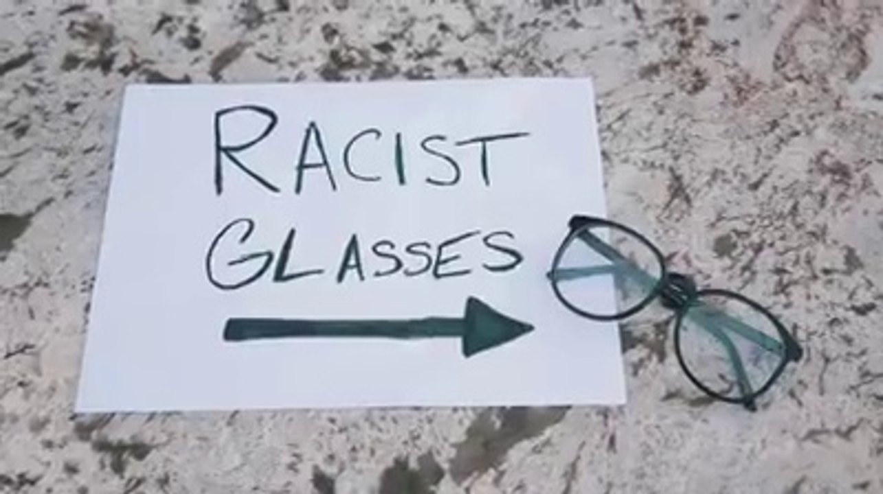 Une Lunette Raciste!