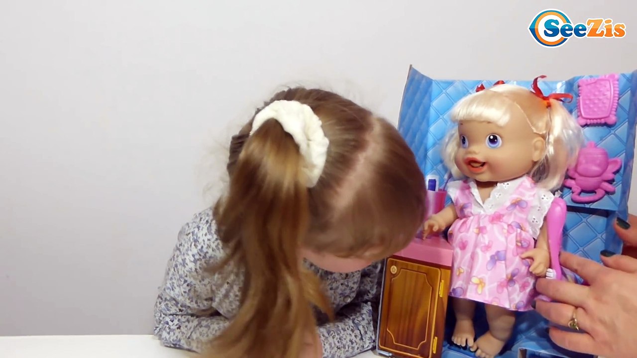 Видео для девочек. Распаковка игрушки от девочк...