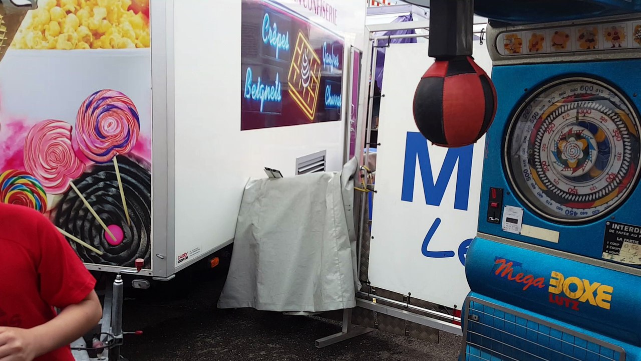 hits the ball with humor / coup d'humour