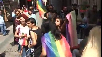 LBGTİ eyleminde polisle eylemciler arasında köşe kapmaca yaşandı