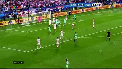 Con trai Ronaldo buồn ngủ trên khán đài trận Bồ Đào Nha - Croatia - Euro 2016 (1)