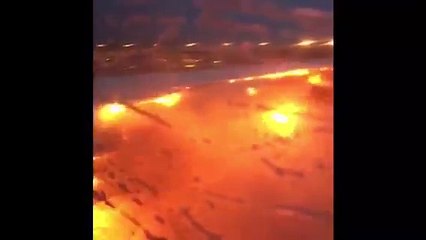 L'aile d'un avion prend feu après l'atterrissage d'urgence à Singapour