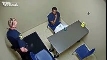 Un suspect tente d'attraper l'arme d'un officier de police pendant une interrogation