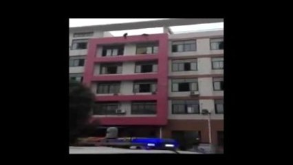 Çin'de İki Öğrenci Herkesin Gözü Önünde Ölüme Atladı