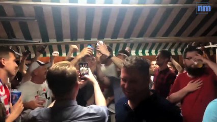 Le boxeur Tyson Fury fait la fête avec les supporters anglais