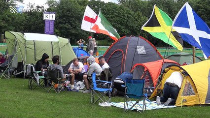 Queue forms in the sunshine for Wimbledon 2016