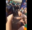 Des policiers français se prennent au jeu du chant des supporters irlandais.