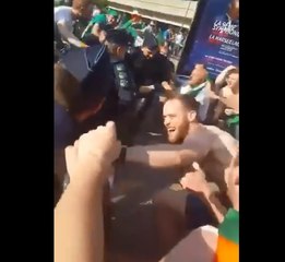 Des policiers français se prennent au jeu du chant des supporters irlandais.