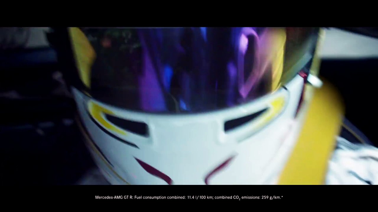 La Mercedes-AMG GT R en pleine action avec Lewis Hamilton