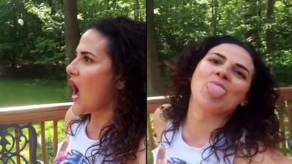 Cette femme fait un trick avec son chewing-gum !