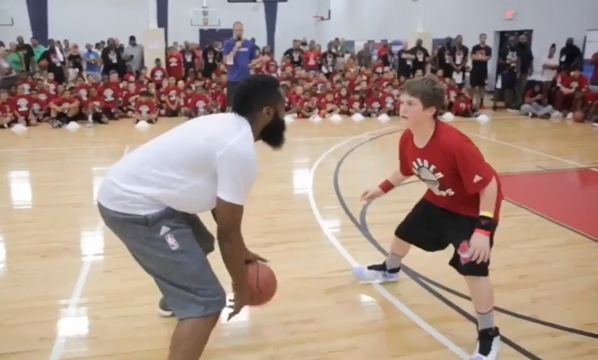Le joueur de basket James Harden humilie un adolescente.