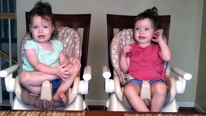 Весёлые близняшки отжигают под папину гитару. Смеялся до слёз!