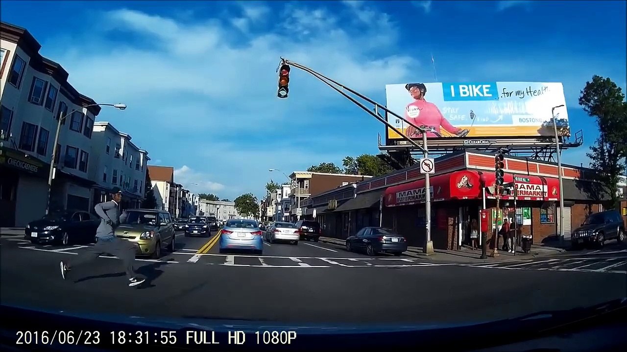 Il essaie de traverser une avenue en courant sans regarder : mauvaise idée!