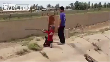 Un enfant s'amuse avec une arme... et c'est le FAIL