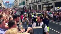 Un policier demande son compagnon en mariage à la Gay Pride de Londres