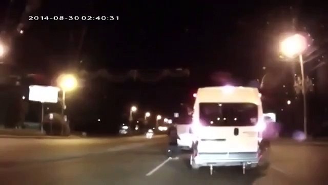 Чувак подрезал маршрутку, и не ожидал кто из неё выйдет разбираться )) Смеялся до слёз!