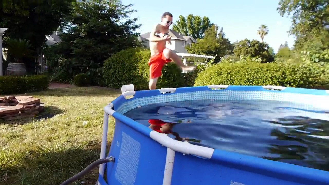 Il remplit sa piscine de 5600 litres de Coca-Cola
