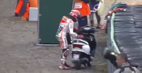 Un pilote de moto emprunte le scooter d’un photographe pour se qualifier (vidéo)