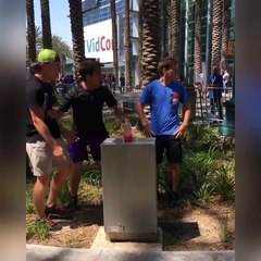 Il lance parfaitement sa bouteille mais une personne lui vole la vedette !