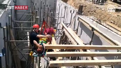 İnşaattan düşen işçi vinç yardımıyla kurtarıldı