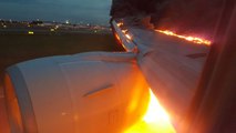 Un avion Singapore Airlines prend feu sur le tarmac alors que les passagers sont à l'intérieur