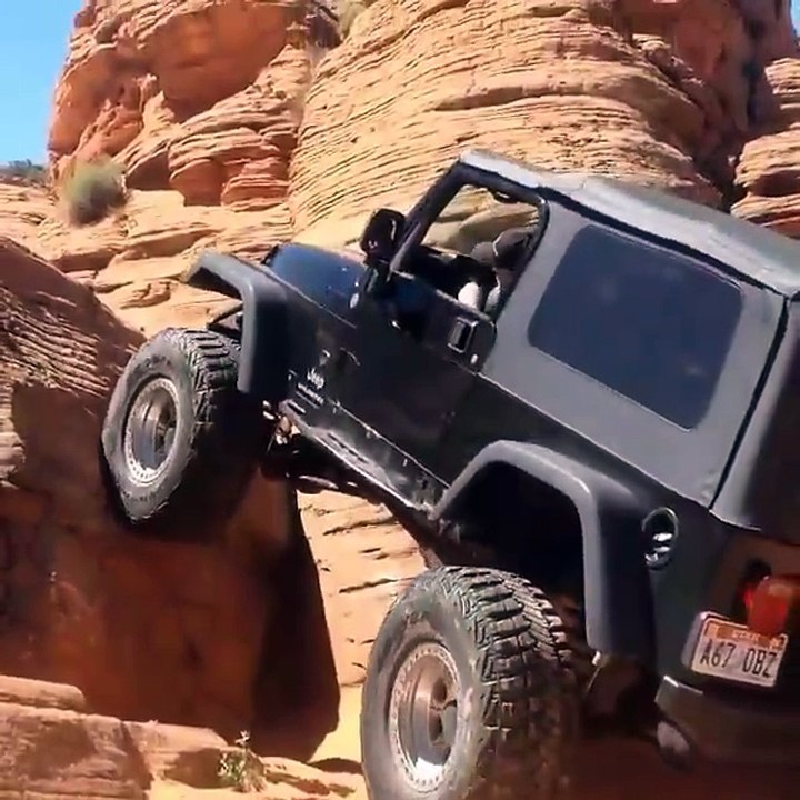 Impressionnant : une Jeep 4x4 passe un mur vertical !