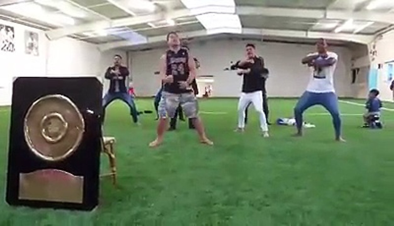 Le haka des Néo-Zélandais du Racing devant le Bouclier de Brennus