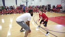 James Harden donne une leçon à un jeune de son camp de basket