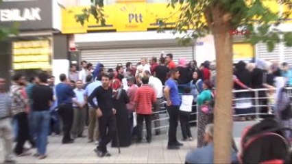 Batman'daki Suriyeliler'in, 300 Liralık Bayram Yardımı İzdihamı