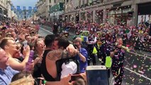 Un policier anglais demande son compagnon en mariage lors de la Gay Pride