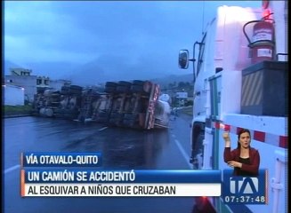 Un camión se accidentó al esquivar a niños que cruzaban en la vía Otavalo-Quito