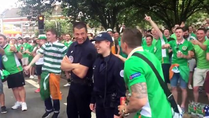 Les supers supporters irlandais s'amusent avec une policière