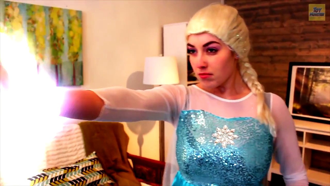 Örümcek adam & dondurulmuş Elsa vs EVIL ELSA! Spidergirl Anna & Joker pembe! Gerçek hayatta süper kahraman eğlence