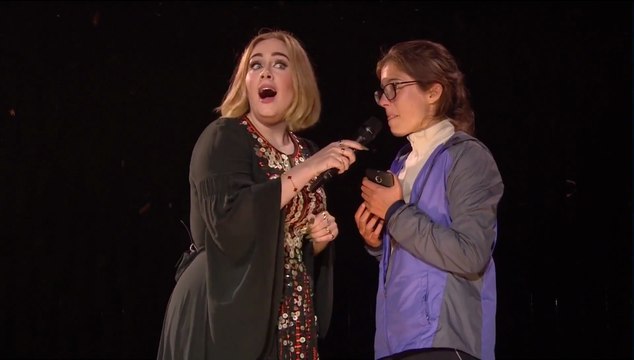 En plein concert, Adele lâche un rot au visage d'une fan