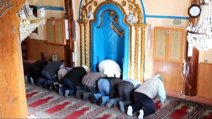 Xhamia në fshat, minarja në kodër