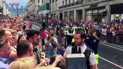 Un policier fait sa demande en mariage en pleine Gay Pride de Londres