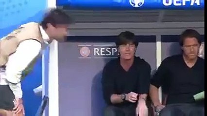 Joachim Löw sent son aisselle
