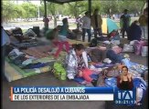 La Policía desalojó a cubanos de los exteriores de la embajada de México