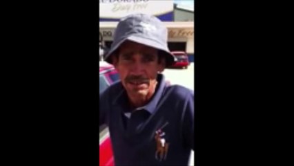 Cet homme joue avec son dentier comme un virtuose