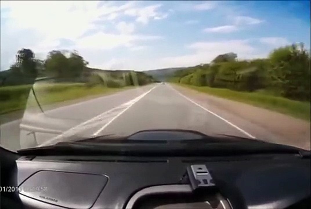 Quand deux idiots se rencontrent sur la route, ça donne un gros crash